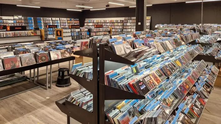 Gjør suksess med LP’er, CD’er, og DVD’er på nett – nå kjøpes den gamle storheten opp av Norli